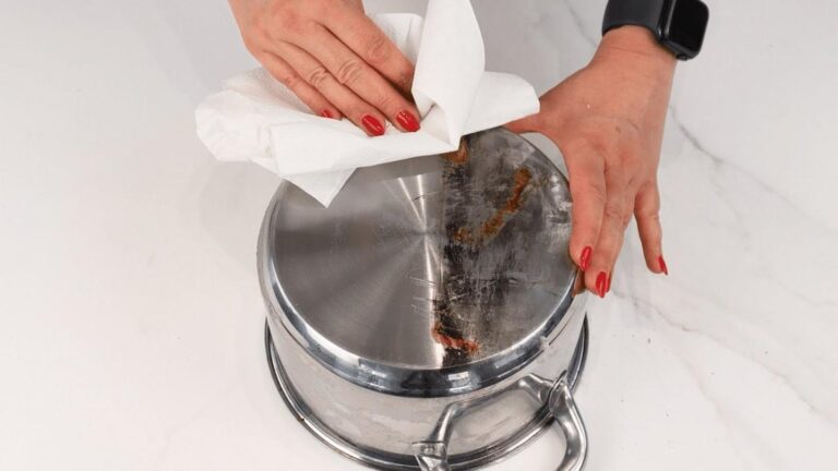 Une astuce oubliée pour faire briller vos casseroles comme jamais en quelques minutes…
