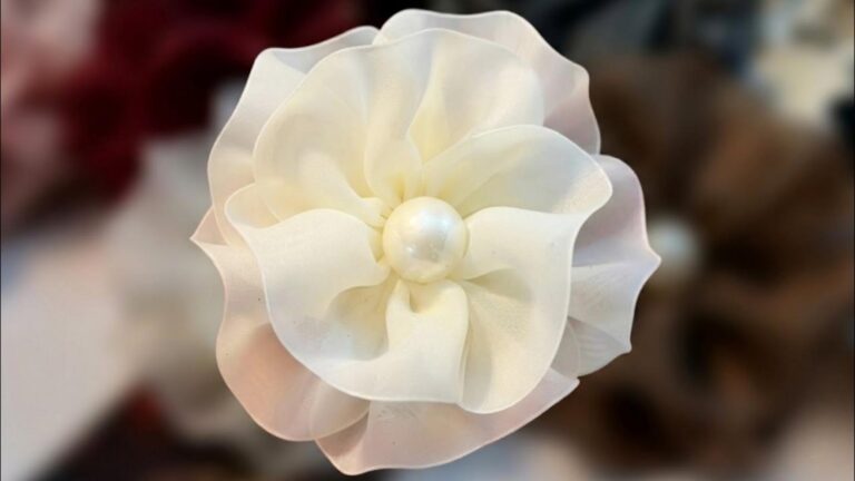 Ce tuto tout simple pour créer une barrette fleur transformera vos cheveux en œuvre d&rsquo;art…