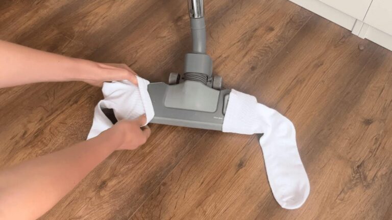 Une chaussette suffit… découvre comment transformer ton aspirateur pour un nettoyage éclatant !