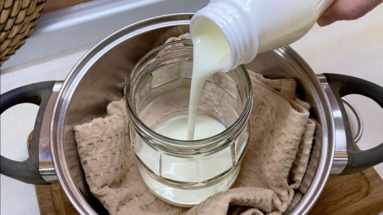 Difficile à croire, transformez du yaourt avec cette technique… une crème maison divine !