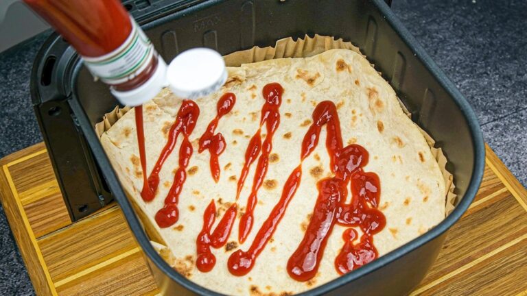 Avec seulement une tortilla et du salami, découvrez la pizza croustillante parfaite…