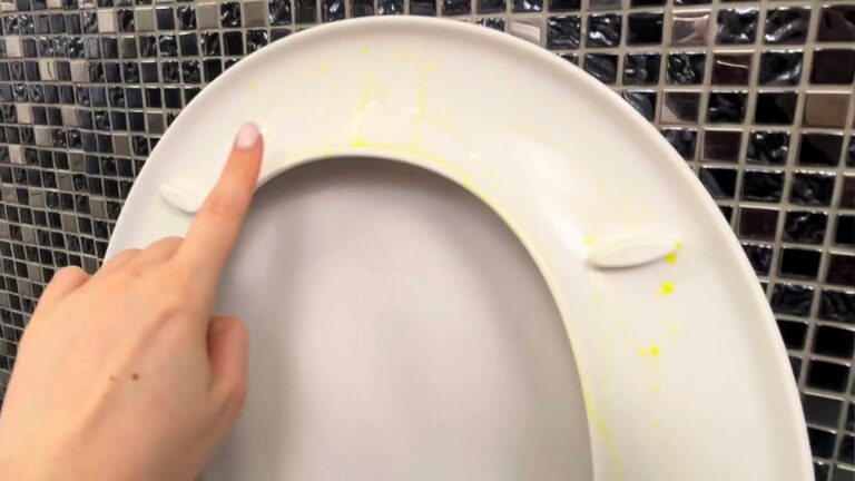 Cette astuce géniale élimine les taches jaunes tenaces… et votre siège brille comme neuf !