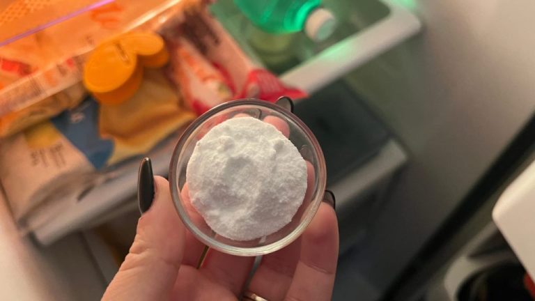 Mettez du bicarbonate de soude dans votre frigo toute la nuit : surprise garantie !