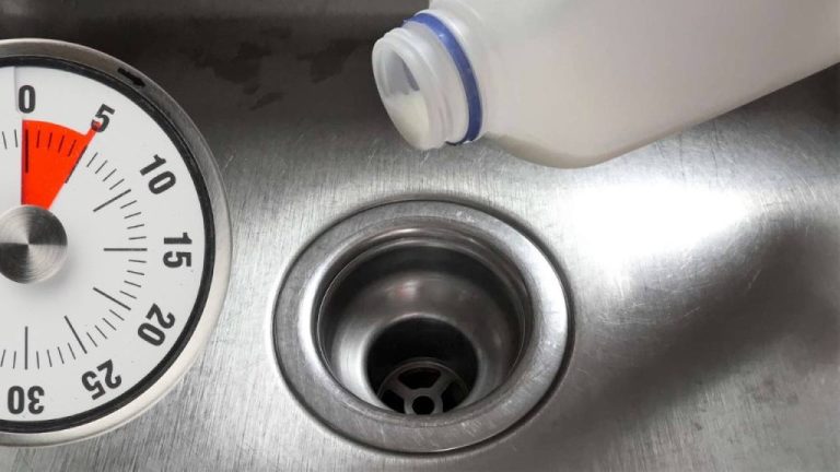 Versez du lait dans l&rsquo;évier : découvrez l&rsquo;incroyable effet après 5 minutes