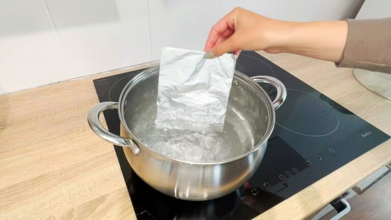 Teste cette astuce avec 1 feuille d&rsquo;aluminium et découvre le secret pour tes couverts !