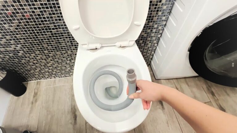 Déboucher vos toilettes en 3 étapes simples, sans plombier et sans frais !